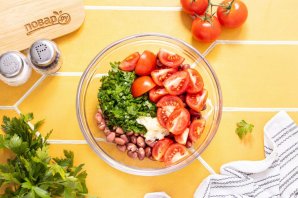 Салат с сухариками и фасолью