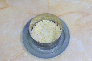 Слоёный салат с копчёной курицей