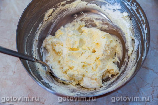 Рулет из кокосового бисквита с творожной начинкой и облепиховым желе