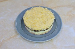 Слоёный салат с копчёной курицей