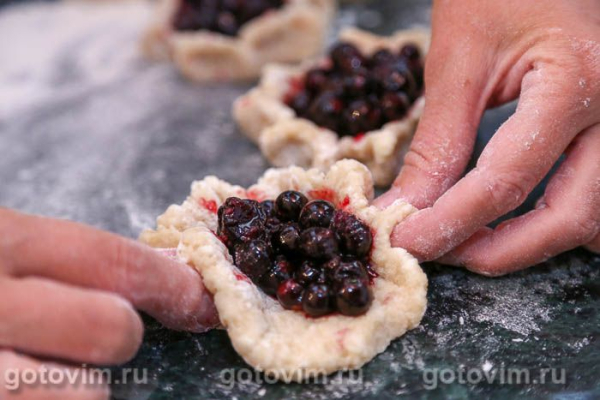 Калитки из творожного теста с черной смородиной
