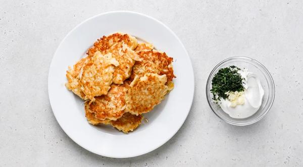 Капустные оладьи с сыром, пошаговый рецепт с фото на 399 ккал