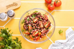 Салат с сухариками и фасолью