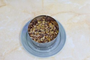 Слоёный салат с копчёной курицей