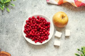 Компот из брусники и яблок