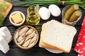 Бутерброд со шпротами и солеными огурцами
