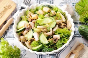 Салат с морским коктейлем