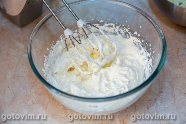 Рулет из кокосового бисквита с творожной начинкой и облепиховым желе