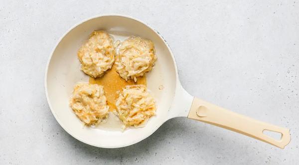 Капустные оладьи с сыром, пошаговый рецепт с фото на 399 ккал