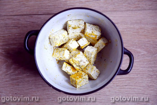 Салат с жареным тофу, оливками и помидорами черри