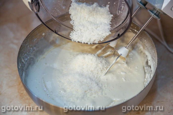 Рулет из кокосового бисквита с творожной начинкой и облепиховым желе