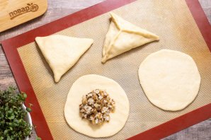 Пирожки с солеными грибами