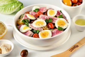 Салат с отварным тунцом