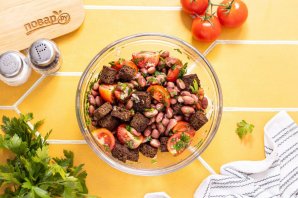 Салат с сухариками и фасолью