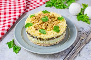 Слоёный салат с копчёной курицей