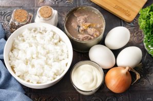 Салат с сайрой и рисом