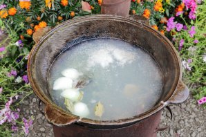 Уха из стерляди на костре Уха из стерляди на костре