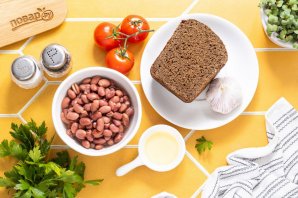 Салат с сухариками и фасолью