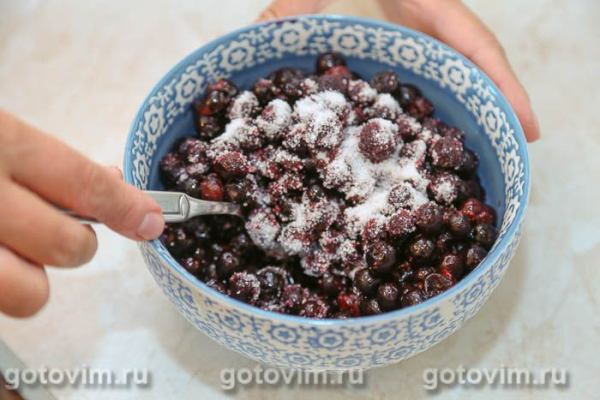 Калитки из творожного теста с черной смородиной