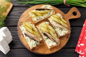 Бутерброд со шпротами и солеными огурцами