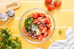 Салат с сухариками и фасолью