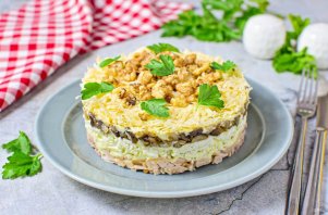Слоёный салат с копчёной курицей