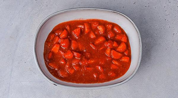 Десерт с мороженым, жареной клубникой и шоколадным соусом, пошаговый рецепт с фото на 643 ккал