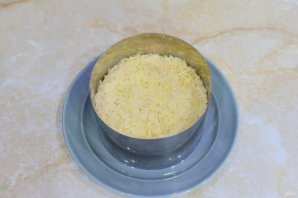 Слоёный салат с копчёной курицей