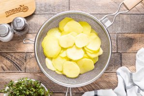 Картофельные чипсы в духовке без масла