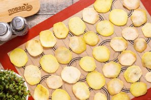Картофельные чипсы в духовке без масла