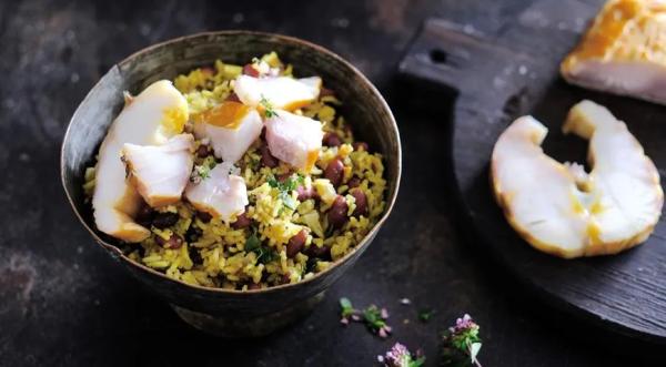 Плов с фасолью и копченой рыбой, пошаговый рецепт с фото на 552 ккал