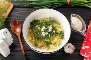 Бутерброд со шпротами и солеными огурцами