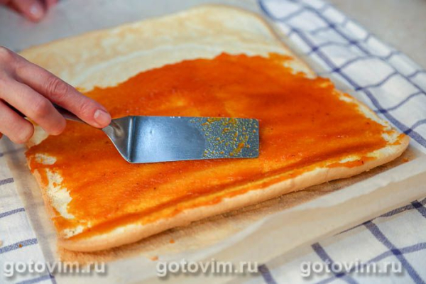 Рулет из кокосового бисквита с творожной начинкой и облепиховым желе