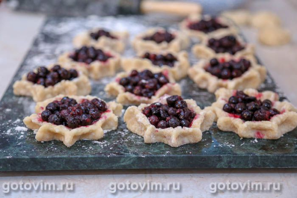 Калитки из творожного теста с черной смородиной