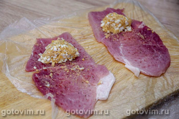 Мясные рулетики из свинины с яйцом и сыром в мультиварке