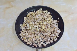 Слоёный салат с копчёной курицей