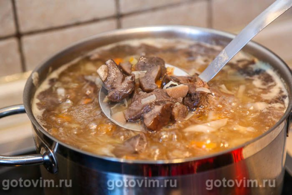 Борщ с лесными грибами и фасолью