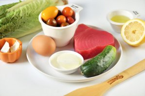 Салат с отварным тунцом