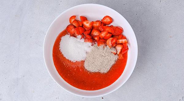 Десерт с мороженым, жареной клубникой и шоколадным соусом, пошаговый рецепт с фото на 643 ккал