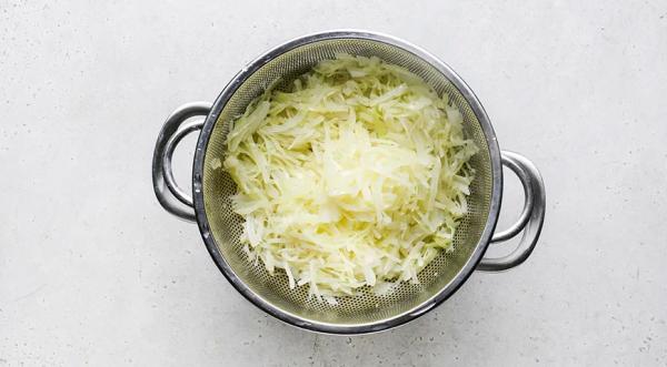 Капустные оладьи с сыром, пошаговый рецепт с фото на 399 ккал