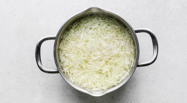 Капустные оладьи с сыром, пошаговый рецепт с фото на 399 ккал