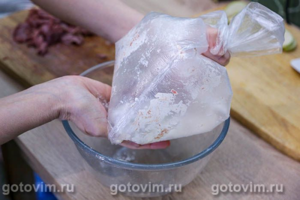 Куриная печень с яблоками, луком и сметаной в мультиварке