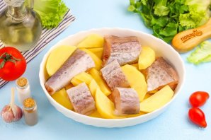 Минтай в духовке с картофелем