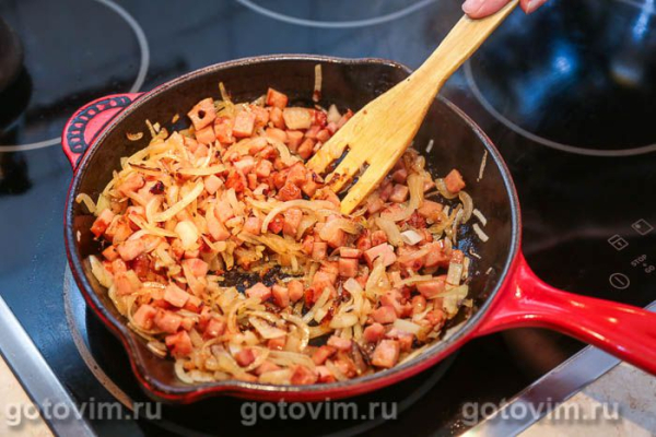 Кролик в горшочке с беконом и луком