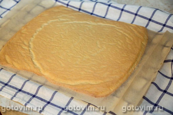 Рулет из кокосового бисквита с творожной начинкой и облепиховым желе