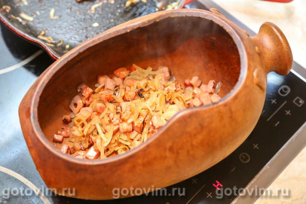 Кролик в горшочке с беконом и луком