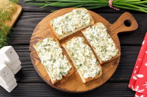 Бутерброд со шпротами и солеными огурцами