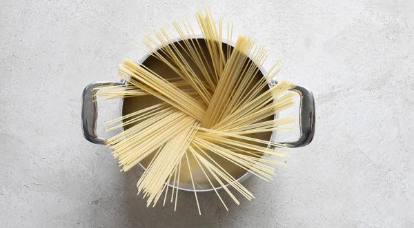 Макароны с колбасой и помидорами, пошаговый рецепт с фото на 936 ккал Макароны с колбасой и помидорами, пошаговый рецепт с фото на 936 ккал