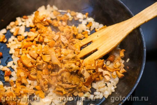 Пельмени с лисичками в сметане