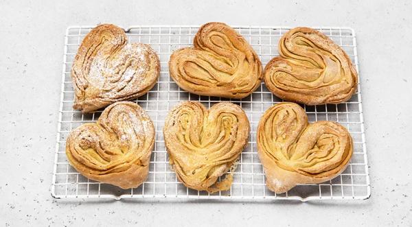 Пышные плюшки на кефире, пошаговый рецепт с фото на 1040 ккал